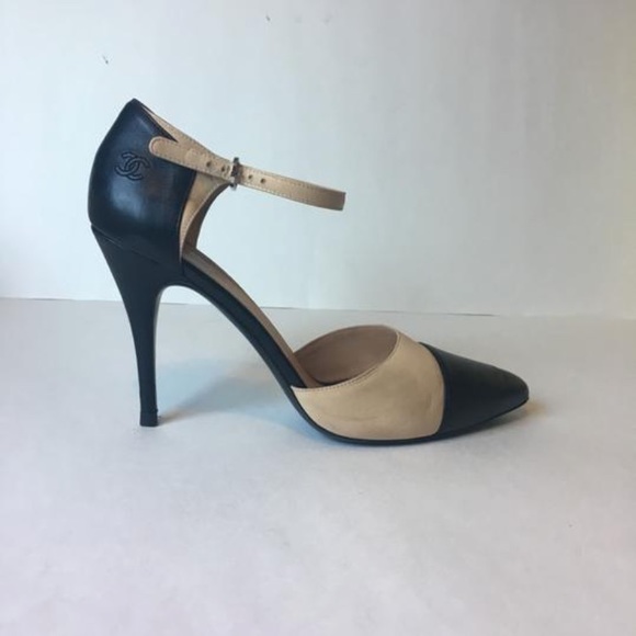 Chanel Black/Cream Two-Tone Classic CC Pumps - Picture 2 of 8